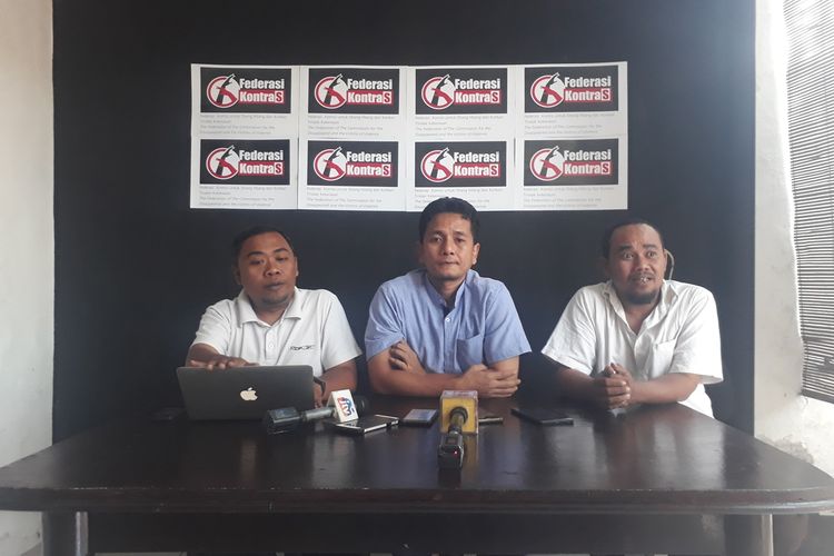 Sekjen Federasi KontraS Andy Irfan (tengah) saat menggelar jumpa pers di kantor KontraS Surabaya, menyikapi kasus pengepungan Asrama Mahasiswa Papua di Surabaya, Selasa (20/8/2019).
