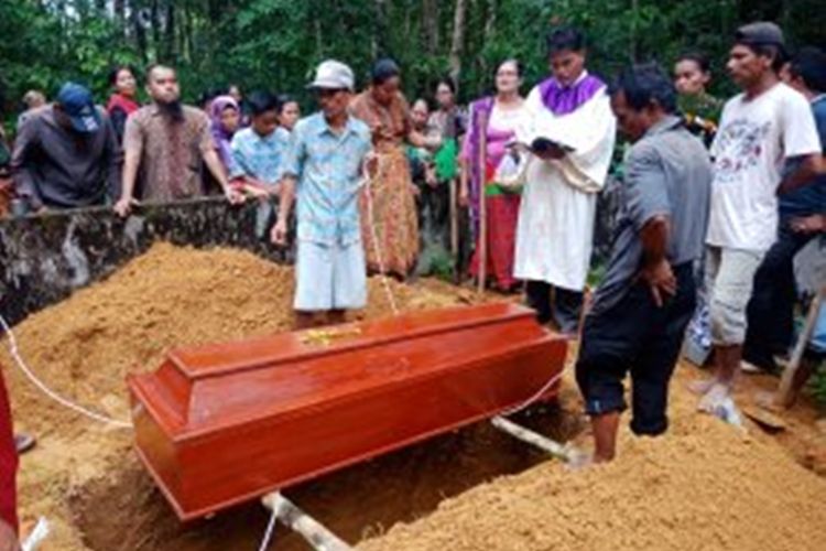 Jenajah Sinto Riono Habeahan (27) yang tewas tersambar petir bersama 19 ekor kerbau saat akan dimakamkan di dekat kediamannya di Desa Uratan, Kecamatan Andam Dewi, Kabupaten Tapanuli Tengah, Rabu (21/8//2019).