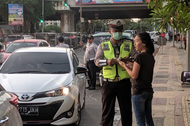 Para pelanggar jalur ganjil genap di Jalan Gunung Sahari, Pademangan, Jakarta Utara yang terkena sanksi tilang, Selasa (10/9/2019)