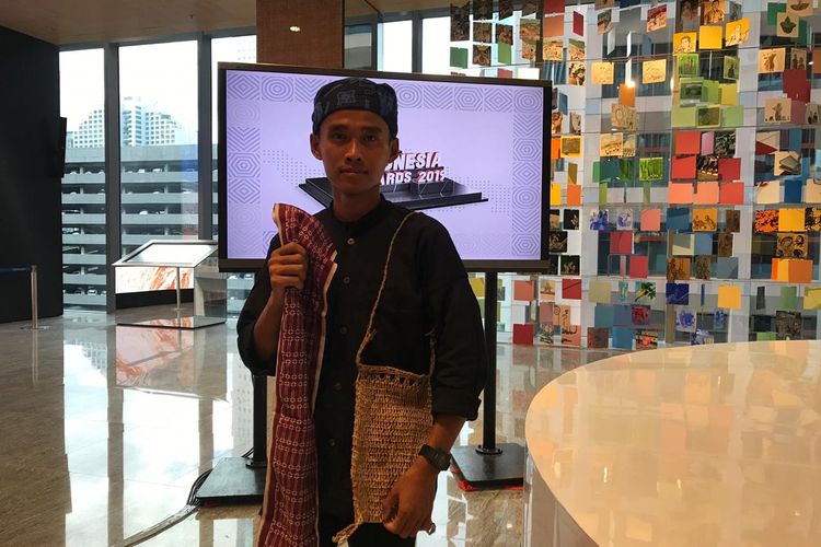 Narman (27), pemuda Baduy yang berhasil memasarkan produk kerajinan tangan melalui internet.