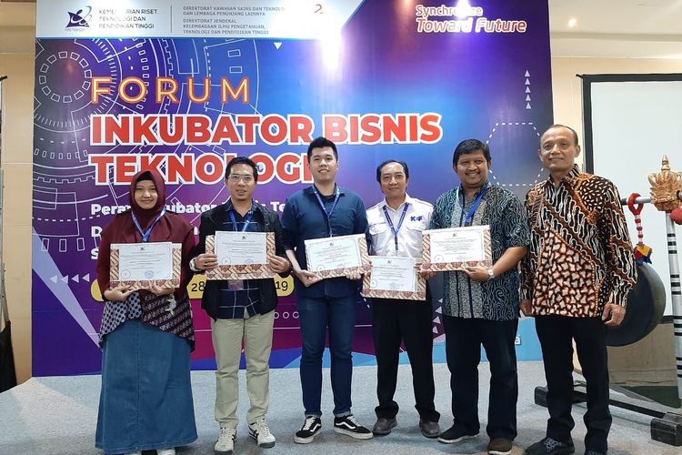 Renaldo Sutjiady (ketiga dari kiri), Program Coordinator Skystar Ventures saat menerima piagam penghargaan Akreditasi Inkubator Bisnis Teknologi Klasifikasi A bersama empat inkubator lainnya di Bali (26/8/2019)