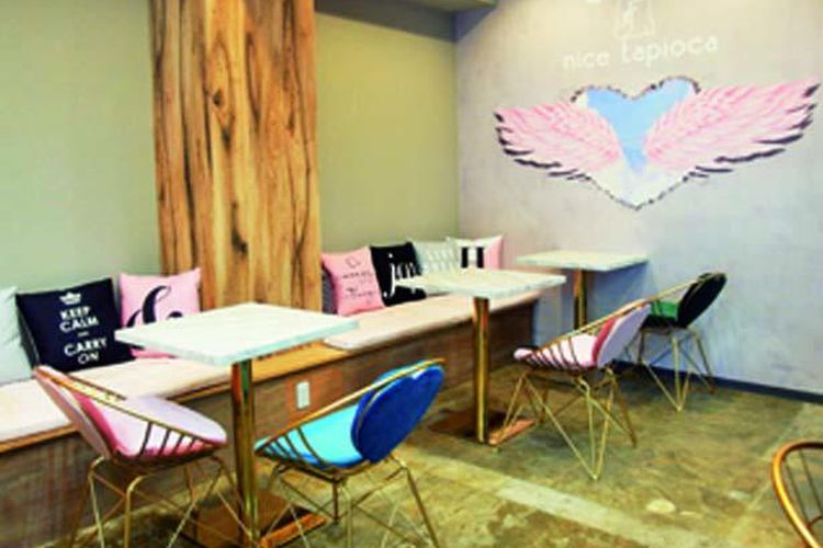 Interiornya berwarna biru cerah dan pink