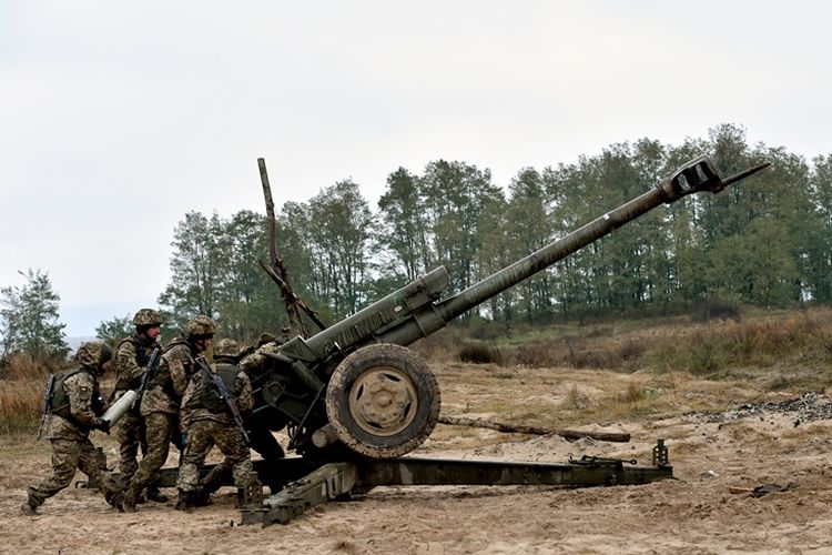 Tentara Ukraina saat mengikuti latihan militer di dekat kota Divychky, 80 kilometer dari Kiev, pada Oktober 2017.