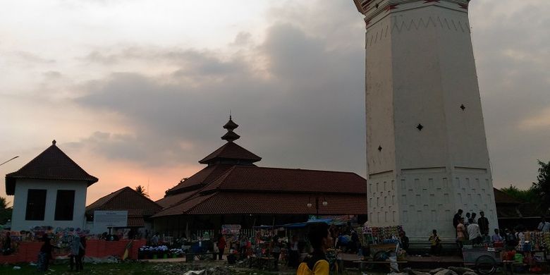 Suasana Masjid Agung Banten jelang maghrib.