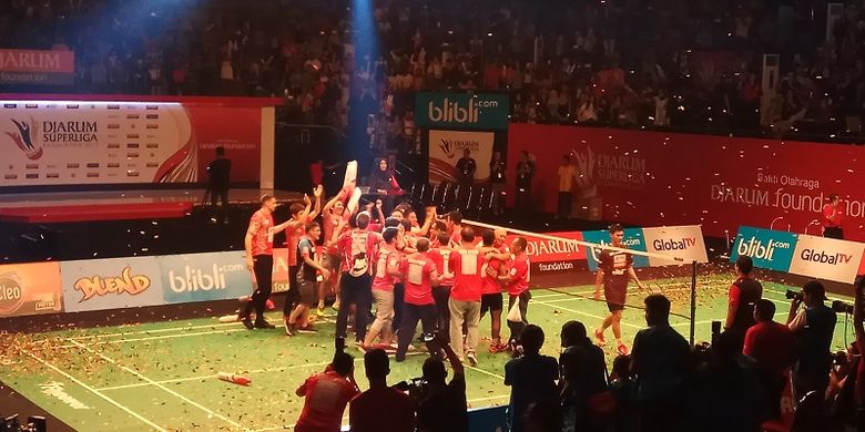 Para pemain dan ofisial Musica Champions langsung berkumpul di tengah lapangan seusai memastikan kemenangan 3-2 atas PB Djarum pada final Djarum Superliga 2017, di DBL Arena, Surabaya, Minggu (26/2/2017).