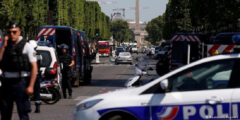 Polisi Paris mengevakuasi orang-orang dari kawasan Champs Elysees.