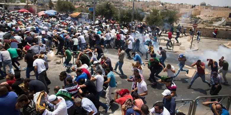 Bentrokan antara polisi Israel dan warga Palestina pecah di sekitar kawasan Kota Tua, Jerusalem, Jumat (21/7/2017). Seorang warga Palestina tewas ditembak polisi Israel.