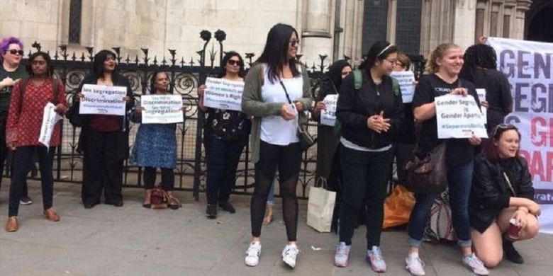 Sejumlah orang menggelar aksi protes di luar Pengadilan Banding di London menentang pemisahan murid laki-laki perempuan.