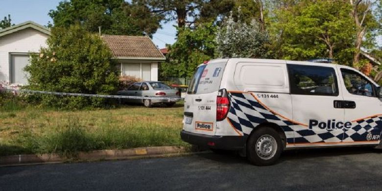 Polisi mendatangi sebuah rumah di Watson, pinggiran Canberra, Australia, Rabu (25/10/2017) pagi, setelah seeorang anjing menyerang hingga menewaskan seorang wanita dan melukai seorang pria.