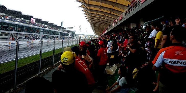 Suasana di tribun penonton pada race day MotoGP Sepang, Malaysia, Minggu(29/10/2017)