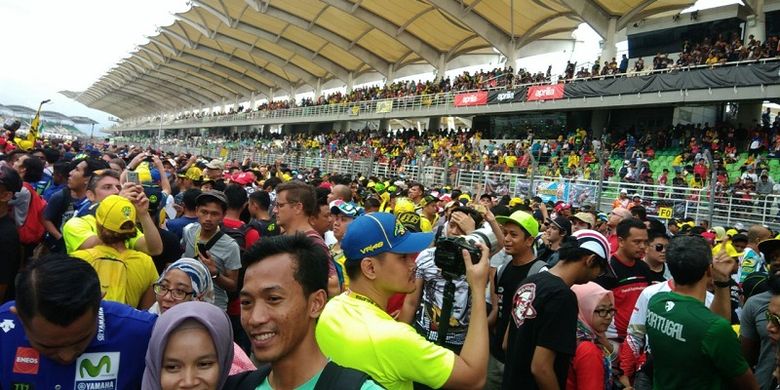 Suasana lintasan saat victory ceremony MotoGP Sepang, Malaysia 2017 berlangsung pada Minggu(29/10/2017). 