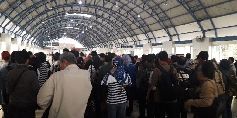 Antrean mengular di Stasiun Palmerah, Jakarta Barat pada Senin (23/7/2018) pasca perbaikan sistem e-ticketing. 
