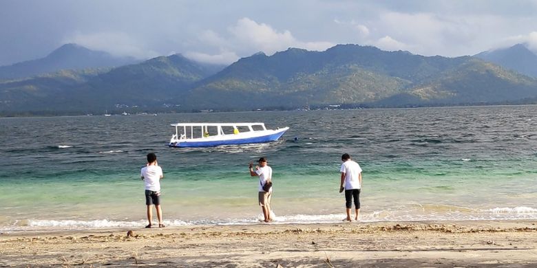 Wisatawan di Gili Air, Lombok Utara.