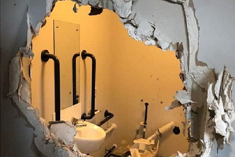 Diikat dalam Keadaan Telanjang, Tentara Mengamuk dan Hancurkan Toilet