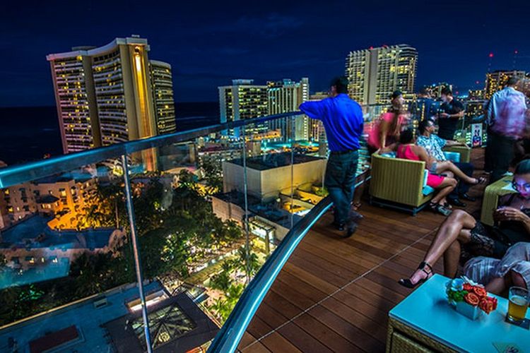 Restoran fine dining SKY Waikiki dengan pemadangan Pantai Waikiki. 