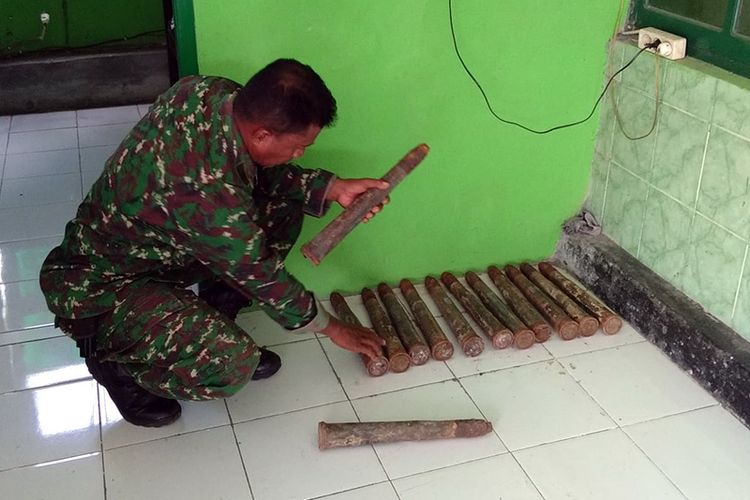 13 butir amunisi kaliber 40 mm yang diduga peninggalan perang dunia II ditemukan warga di Kecamatan Tobelo, Kabupaten Halmahera Utara, Maluku Utara, Selasa (25/12/2018)