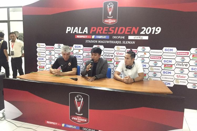 Pelatih Persija Jakarta, Ivan Kolev (kiri), dan Ryuji Utomo (kanan) saat konfrensi pers seusai laga pertama Grup D Piala Presiden 2019 melawan Borneo FC di Stadion Maguwoharjo, Selasa (05/03/2019).