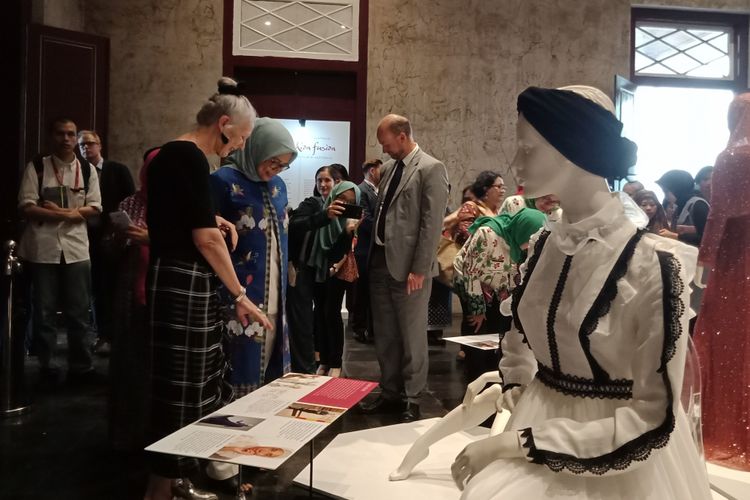 Ketua Dewan Kerajinan Nasional Provinsi DKI Jakarta sekaligus istri Gubernur DKI Jakarta Fery Farhati Ganis saat sedang melihat pameran Faith Fashion Fusion di Museum Sejarah Jakarta, Kota Tua, Kamis (1/3/2018). 