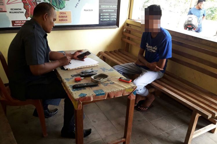 Pelaku berinisial BST, saat dimintai keterangan oleh Aparat Polsek  Titehena, Kabupaten Flores Timur, Nusa Tenggara Timur (NTT)