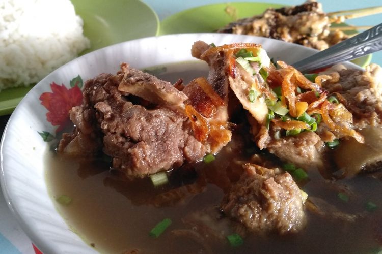 Bebalung Kuda Masteng. Bebalung merupakan sup tulang khas Lombok, yang memiliki cita rasa kuah yang gurih dengan dagingnya yang lembut. 