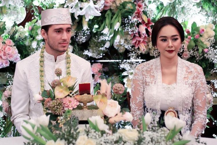 Aura Kasih melaksanakan akad nikah dengan Eryck Amaral di Jakarta pada 22 Desember 2012.
