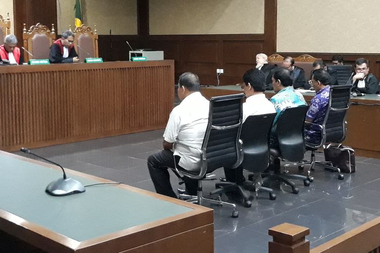 Empat anggota DPRD Sumatera Utara, Arifin Nainggolan, Mustofawiyah, Sopa Siburian dan Analisman Zalukhu duduk di kursi terdakwa di Pengadilan Tipikor Jakarta, Rabu (20/3/2019).