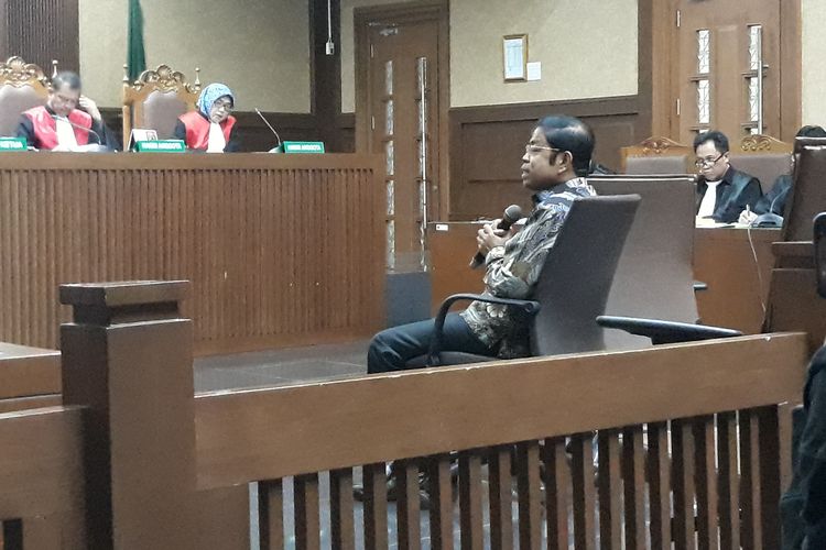 Mantan Sekjen Partai Golkar, Idrus Marham di kursi terdakwa di Pengadilan Tipikor Jakarta, Selasa (12/3/2019).