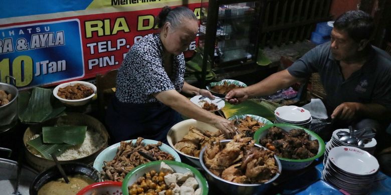 Kasno (73) masih terampil mengkombinasikan berbagai macam lauk untuk hidangan Gudeg Cakar Mergoyudan andalan kedainya, Rabu (21/6/2017).