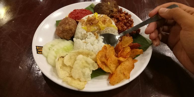 Seporsi nasi lemak ayam rendang, di kedai Nasi Lemak Gandaria.