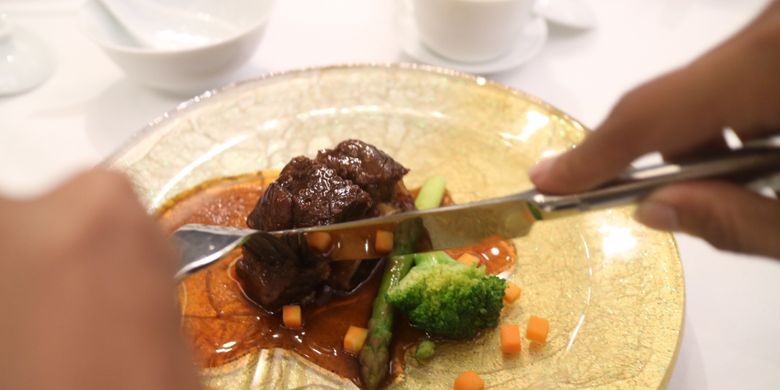 Braised Prime Rib of Beef with House Gravy, yang menjadi hidangan utama di House Of Yuen, Jakarta.