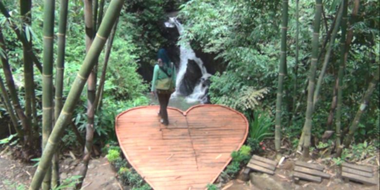 Salah satu lokasi idola para pengunjung untuk berfoto maupun selfie, yakni papan pandang di kawasan wisata Banyu Nget, Kecamatan Watulimo, Kabupaten Trenggalek Jawa Timur, Minggu (25/2/2018).