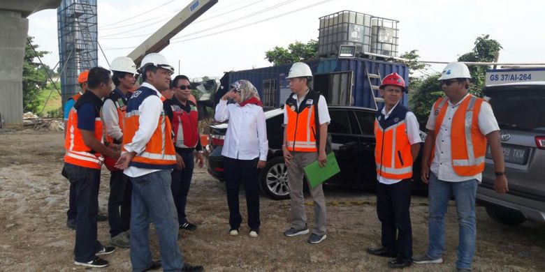Direktur Utama PT Jasa Marga (Persero) Tbk. Desi Arryani mengunjungi pembangunan proyek Jalan Tol Jakarta-Cikampek II (Elevated), Minggu (25/2/2018)