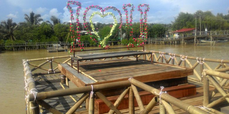 Belasan spot foto disediakan di destinasi Mangrove Jembatan Api-api, Kulon Progo, DI Yogyakarta. Hampir seluruh spot itu dikemas agar terkesan romantis. 