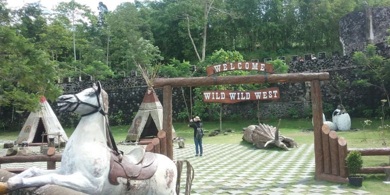 The Lost World Castel di Kepuharjo, Cangkringan, Kabupaten Sleman, DI Yogyakarta. Tempat wisata ini menjual keindahan alam di lereng Gunung Merapi dipadu dengan fasilitas untuk foto selfie.