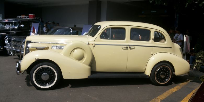 Buick Special lansiran 1937 yang ikut meramaikan pameran Classic for The Young Generation yang diadakan Perhimpunan Penggemar Mobil Kuno Indonesia (PPMKI) di Maxxbox Lippo Village, Tangerang, Sabtu (31/3/2018). 