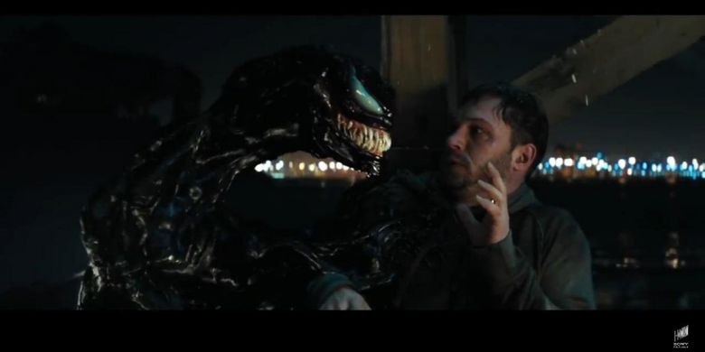 Tom Hardy berperan sebagai Eddie Brock melakukan kontak dengan symbiote yang bakal menjadi alter-ego dirinya sebagai Venom dalam film Venom.