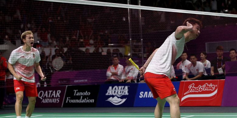 Pemain ganda putra Indonesia, Marcus Fernaldi Gideon - Kevin Sanjaya Sukamuljo berselebrasi setelah menang melawan pemain ganda putra China, Li Junhui - Liu Yuchen pada pertandingan final beregu putra Asian Games 2018 di Istora Senayan, Jakarta, Rabu (22/8/2018). Indonesia harus puas meraih perak di nomor beregu putra. KOMPAS.com/KRISTIANTO PURNOMO