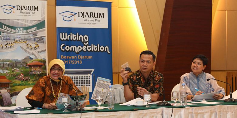 Dewan Juri yang terdiri dari Dr. Ir. Eka Intan Kumala Putri, M.Si (dosen/peneliti), Bayu Sutiyono (praktisi komunikasi dan media), serta Margareta Astaman (penulis dan pengusaha) membedah beragam esai dan presentasi yang paling cerdas, kreatif, inovatif dan realistis.