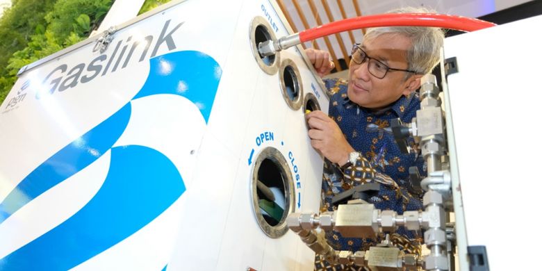 Direktur Utama PT Perusahaan Gas Negara Tbk (PGN) Gigih Prakoso mengecek prototype Gaslink salah satu produk layanan perusahaan. 