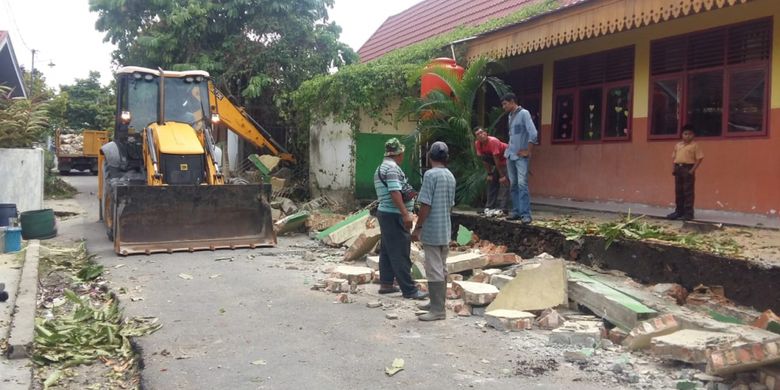 Tembok sekolah dasar roboh yang menewaskan dua orang anak sekolah di Jalan Abidin, Air Dingin, Bukit Raya, Pekanbaru, Riau, dibongkar habis menggunakan alat berat, Rabu (14/11/2018).