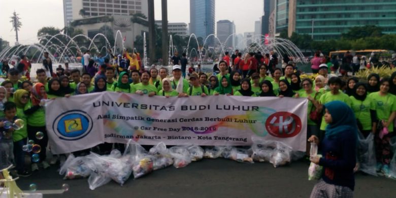 Universitas Budi Luhur dan Akademi Sekretari Budi Luhur menggelar aksi simpatik memungut sampah pada Car Free Day di ruas Sudirman pada Minggu 16 Desember 2018.