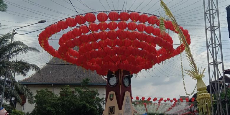 Janur dan lampion yang terpasang di area pelaksanaan Grebeg Sudiro di Solo, Minggu (3/2/2019) sebagai bentuk harmoni budaya.