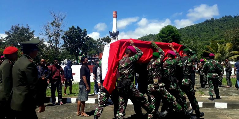 Sertu Anumerta Yusdin dimakamkan secara militer di Taman Makam Pahlawan Salobulo Palopo, Sulawesi Selatan, Sabtu (09/03/2019