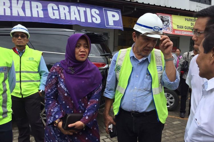 Ketua Komisi B DPRD DKI Jakarta Yusriah Dzinnun tengok robohnya box grider LRT di Pulogadung, Jakarta Timur, Senin (22/1/2018)