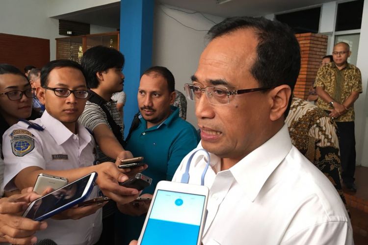 Menteri Perhubungan Budi Karya Sumadi usai rapat di kantor AirNav Indonesia di Bandara Soekarno-Hatta, Tangerang, Sabtu (3/2/2018).
