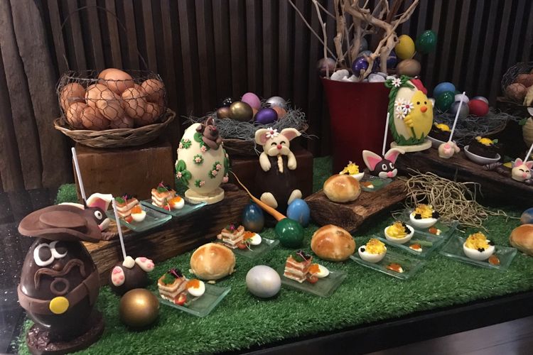 Hidangan dilengkapi dengan dekorasi yang identik dengan paskah, dalam Easter Sunday Brunch di Rasa Restaurant, AYANA Midplaza Jakarta, Rabu (7/3/2018). 