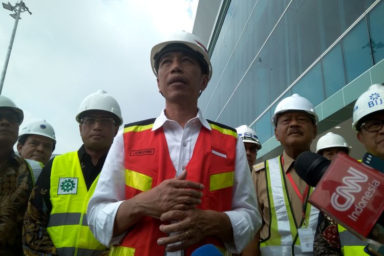 Presiden Joko Widodo menemui awak media selepas meninjau pembangunan Bandara Kertajati, Selasa (17/4/2018).