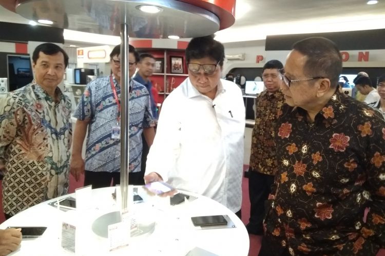 Menteri Perindustrian Airlangga Hartarto ketika berkunjung ke Pabrik Polytron di Kudus, Senin (4/5/2018).