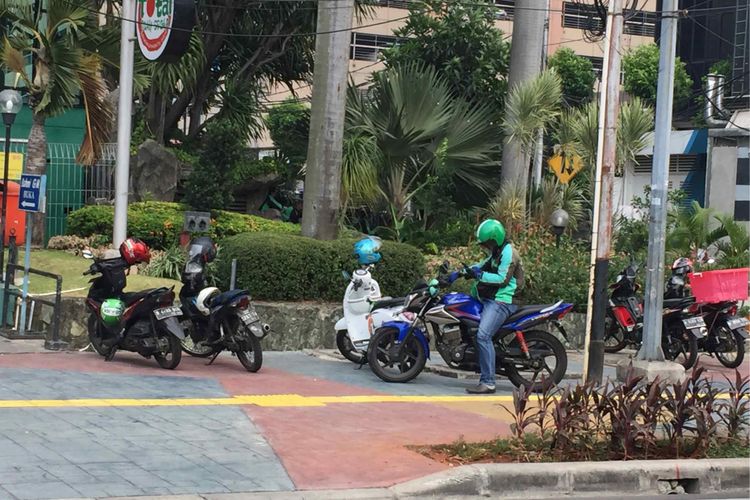 Belasan sepeda motor parkir sembarangan di trotoar yang berada di Jalan Sunda, Jakarta Pusat, Selasa (18/7/2018). Pantauan Kompas.com di lokasi, belasan motor yang diparkir memakan sebagian trotoar. Sejumlah pejalan kaki tampak harus mengalah dan memilih ruas jalan lain untuk melintas.