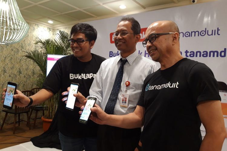 Head of Payment and Financial Services Bukalapak Destya Danang Pradityo, Deputi Direktur Pengelolaan Investasi OJK Halim Haryono, dan Direktur Pengembangan Bisnis tanamduit Muhammad Hanif ketika memberikan keterangan pers kepada awak media di Jakarta, Kamis (29/11/2018).